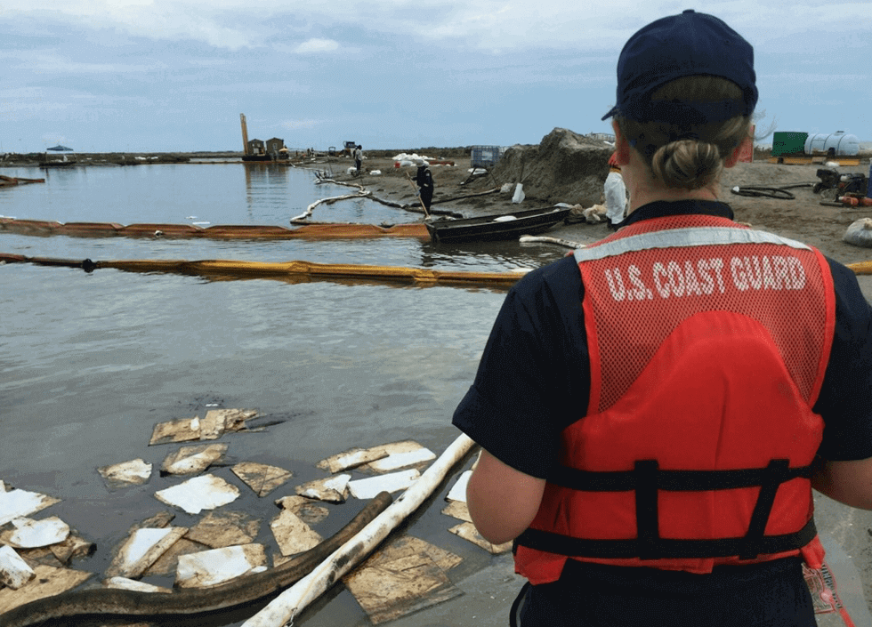 Oil Spill Combating Operations for First Responders (IMO OPRC Level 1)